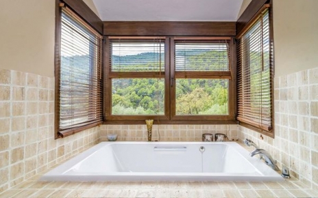 We love this large bath tub with forest views