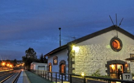 Some good restaurants are 10 minutes away