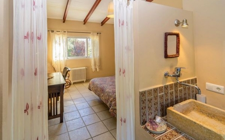 Habitación con cama doble y baño privado