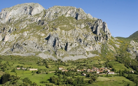 Colio village and Pelea mountain pass on the right