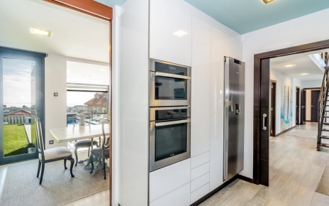 Kitchen / dining area / reception