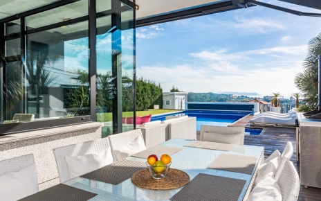 Eating out with sea views