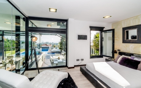 Enjoy the scenery from your bed