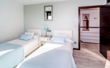 Bright twin bedded room in 1st floor