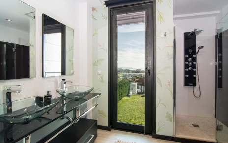 Master bedroom en suite bathroom