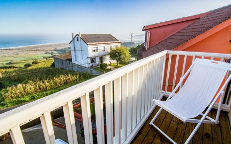 La habitación del ático tiene una pequeña terraza