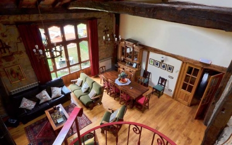 Sala de estar de techos altos y con vistas