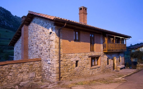 Pequeña aldea no turística en zona rural.