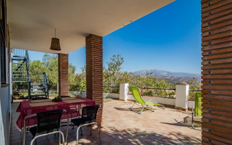 Porche amueblado y terraza