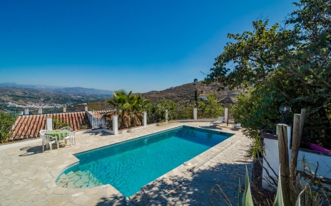 La piscina se encuentra encima de la casa