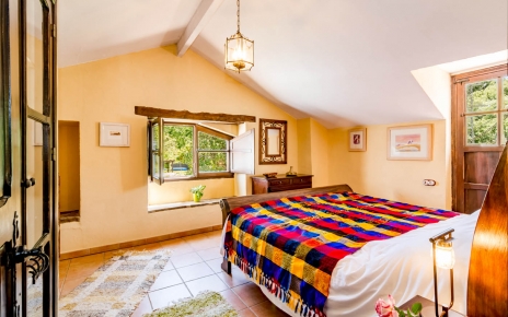 1st floor doble bed is super large (2 m wide) with A/C