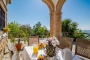 Porche amueblado para comidas al aire libre