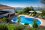 Zona de piscina con tumbonas