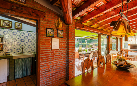 Comedor en la casa de la piscina