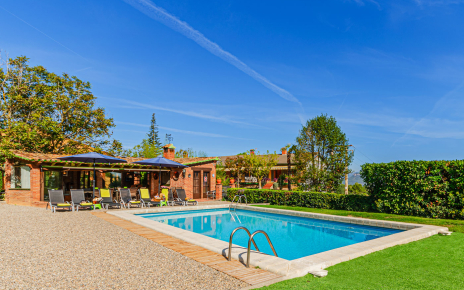 Piscina, zona de barbacoas y relax con casa justo detrás