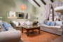 Sala de estar con chimenea y TV
