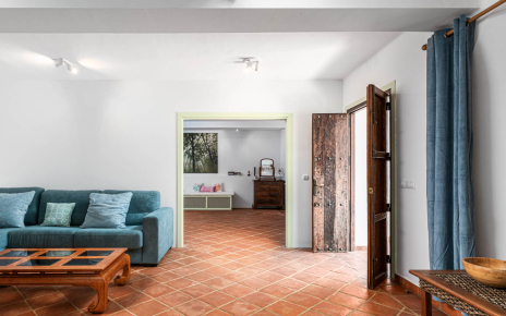 La habitación principal tiene salón con sofá cama