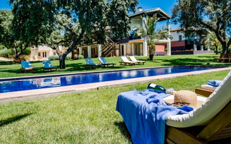 Dormitorio en el ala este y salas de estar en el ala oeste