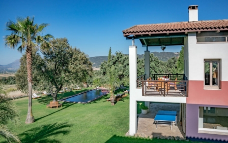 Espacio al aire libre en el piso superior / mesa de ping pong en el piso inferior
