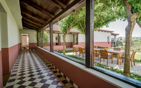 Se accede a las habitaciones desde el patio