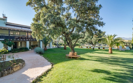 La planta inferior ofrece 2 dormitorios y salón de usos múltiples 