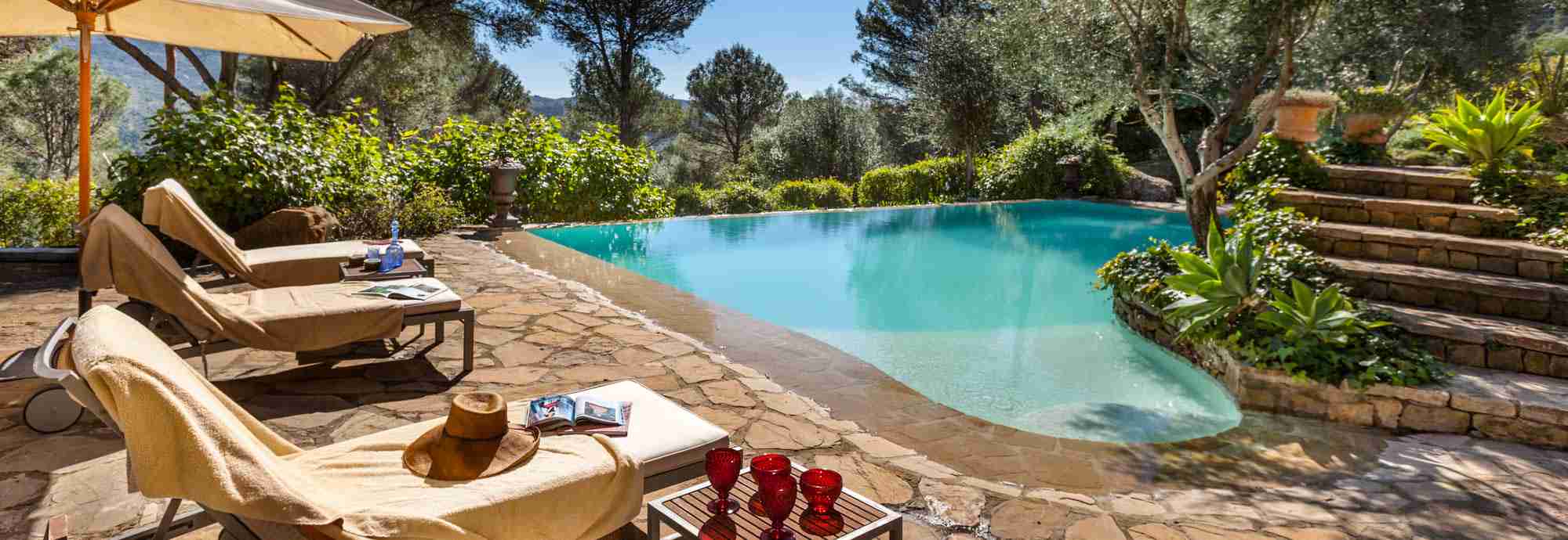 Casa con mucho carácter y exquisita piscina en impresionante naturaleza mediterránea