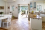 Zona de cocina / comedor con puertas a la terraza con sombra