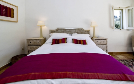 1.50 x 1.90 metre with quality bed linen