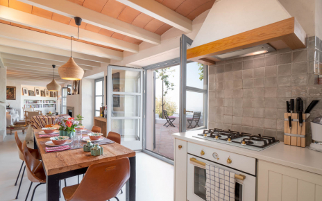 Comedor abierto a terrazas amuebladas