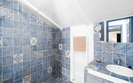 Bathroom on 1st floor (walk-in shower)