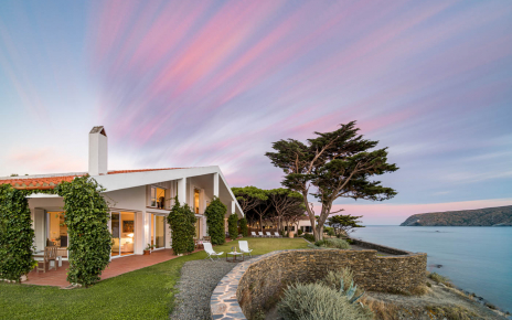 An amazing Costa Brava villa by the beach 