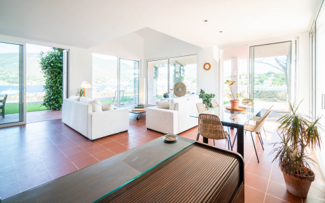 Ample spaces with doors opening to gardens