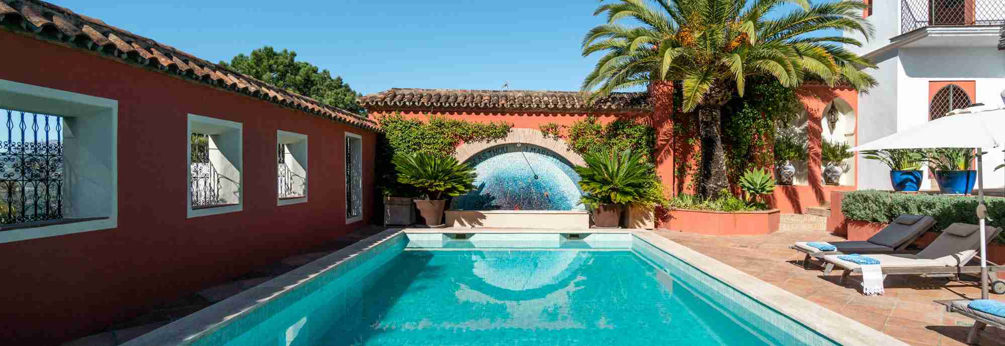 Un retiro romántico con jardines exóticos y piscina en pueblecito idílico