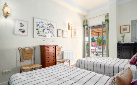 Twin bedded room in apartment with en suite facilities