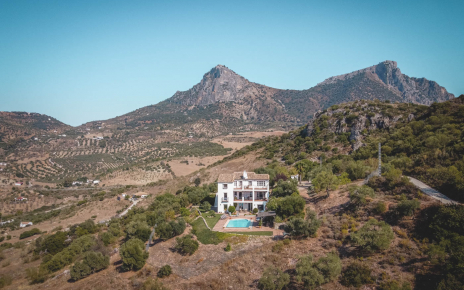 Total privacy yet 8 minutes away from bars,resturants,shops