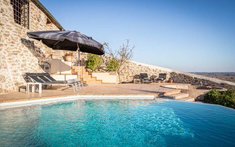 Piscina con terrazas y privacidad