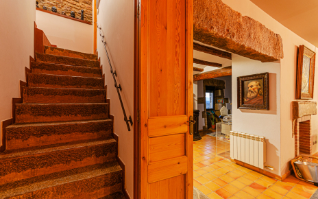 Acceso a segunda planta desde salón (algo empinadas)