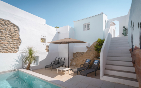 La piscina principal no se puede ver desde otras casas