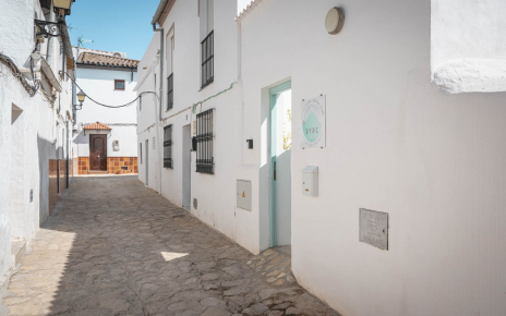 Un calle tranquila junto al casco histórico de Ronda