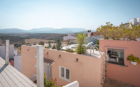 Zona de bar, solárium y escaleras a segunda piscina