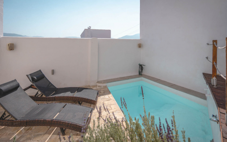 La piscina está construida sobre roca madre