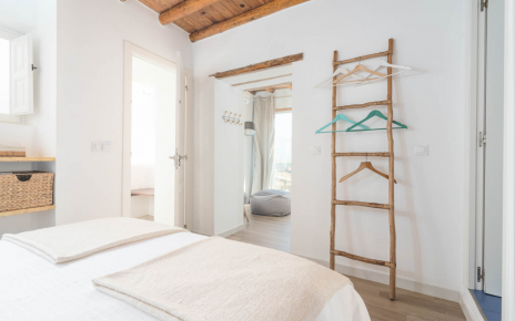 Habitación con baño y lounge con vistas