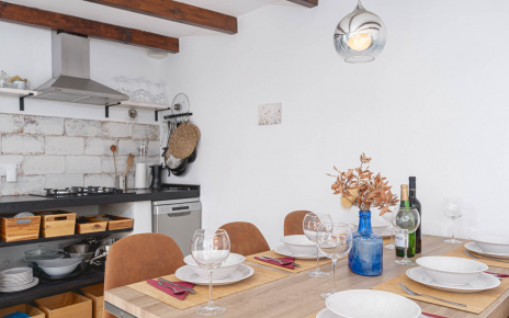 Mesa del comedor junto a cocina