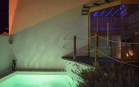 La sauna finlandesa está junto a la segunda piscina