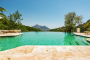 Enorme piscina rebosante