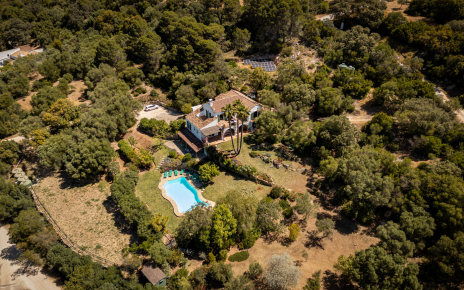 Zona de parking, villa y jardines visto desde el cielo
