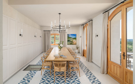 Comedor con puertas a terrazas