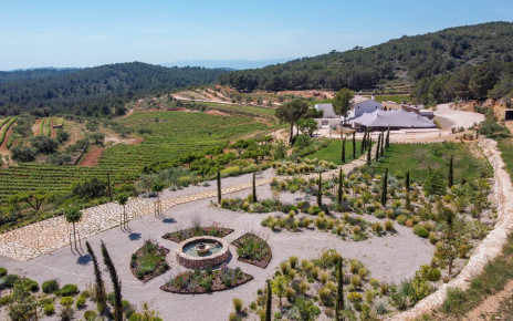 Jardines y villa en la distancia