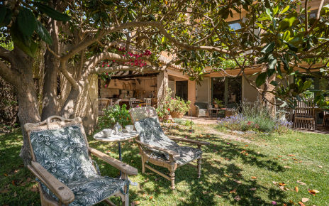 Jardines privados junto a la entrada