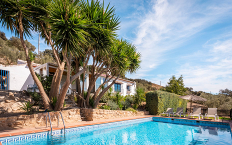 Casa, terrazas, piscina y jardín